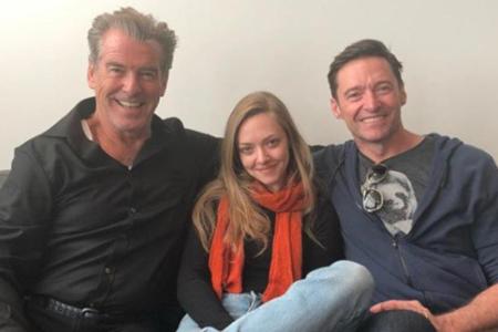 Pierce Brosnan (l.) traf am Flughafen zufällig seine Filmtochter Amanda Seyfried und Hugh Jackman
