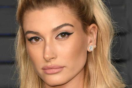 Hailey Bieber muss sich derzeit der Wut ihrer Fans stellen
