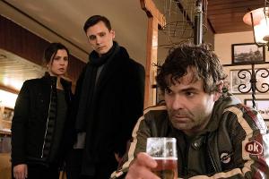 Befragung bei Bier und Korn im "Tatort: Zorn": Die Kommissare Nora Dalay (Aylin Tezel) und Jan Pawlak (Rick Okon) mit dem eh...