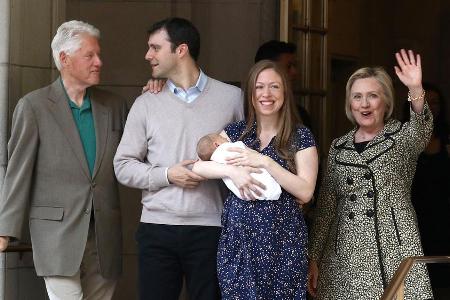 Hier präsentieren die Clintons Baby Aidan der Öffentlichkeit