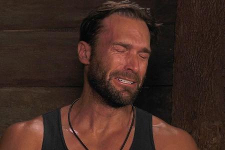 Bastian Yotta weint bittere Tränen im Dschungeltelefon