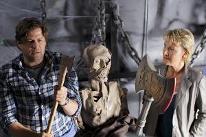 "Marie Brand und die letzte Fahrt": Bruno Teilbach (Hans Jochen Wagner) versucht für Marie Brand (Mariele Millowitsch), den ...