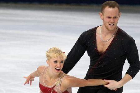 John Coughlin auf dem Eis mit Caydee Denney