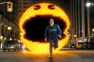 "Pixels": Ludlow (Josh Gad) wird auf den Straßen von New York von Pac-Man verfolgt