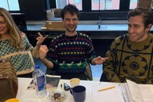 Alle in Sweater: Jake Gyllenhaal, Tom Sturridge und Carrie Cracknell (v. re) bei einer Probe zu ihrem Theaterstück