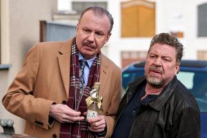 "Schnitzel de Luxe": Günther (Armin Rohde, r.) und Wolfgang (Ludger Pistor) halten endlich die Anzahlung für ihre Schnitzelb...