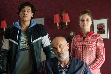 Denis (Emilio Sakraya), Raimund (Heiner Lauterbach, Mitte) und Charlotte (Sonja Gerhardt) sind in einer entlegenen Villa ein...