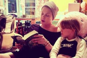 Sängerin Pink liest ihrer Tochter Willow Sage Hart etwas vor