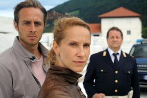 "Der Bozen-Krimi: Falsches Spiel": Jonas (Gabriel Raab, l.), Sonja (Chiara Schoras) und Peter Kerschbaumer (Hanspeter Müller...