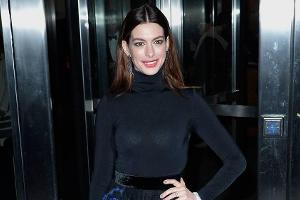 Anne Hathaway strahlt in einem trendigen Plisseerock mit farbigen Mustern