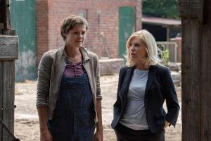 "Die Kanzlei: Schattenspiele": Die Bäuerin Susanne Nielsen (Anne Cathrin Buhtz, l.) wendet sich an Isa von Brede (Sabine Pos...