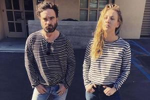 Beide in Streifen: Johnny Galecki und Kaley Cuoco hinter den Kulissen von "The Big Bang Theory"