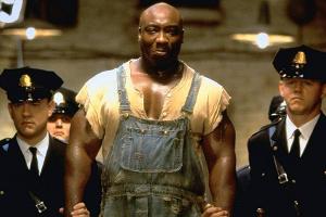 "The Green Mile": John Coffey (Michael Clarke Duncan, Mitte) soll zwei weiße Mädchen ermordet haben