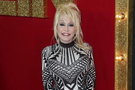 Einen genauen Blick auf Dolly Partons Klamotten werfen? Geht jetzt!