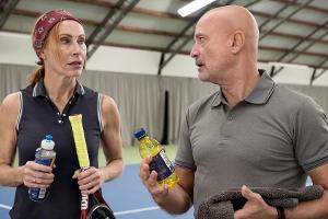 "Scheidung für Anfänger": Beim Tennis spielen Anja (Andrea Sawatzki) und Christoph (Christian Berkel) lieber gegeneinander a...