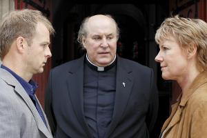 "Marie Brand und der Sündenfall": Generalvikar Jasper (Josef Ostendorf, M.) weist Marie (Mariele Millowitsch) und Simmel (Hi...