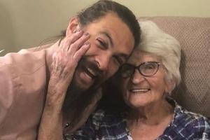 Jason Momoa bei seiner Großmutter in Iowa