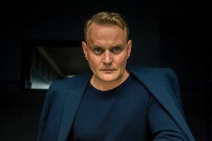 Kriminalhauptkommissar Jens Stellbrink (Devid Striesow) im Verhör