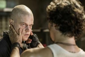 "Elysium": Max Da Costa (Matt Damon, l.) lässt sich zu einem Cyborg umoperieren