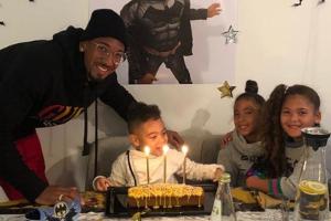 Jérôme Boateng, sein Sohn Jermár und die Zwillinge Lamia und Soley am Geburtstagstisch