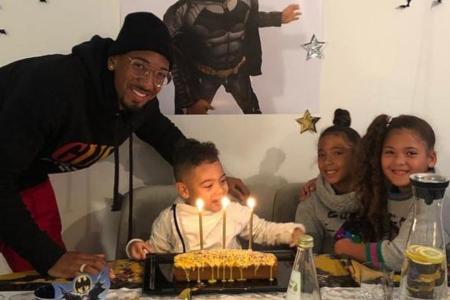 Jérôme Boateng, sein Sohn Jermár und die Zwillinge Lamia und Soley am Geburtstagstisch