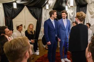 Zur Hochzeit von Boris und Tobias kehren Alicia Lindbergh (Larissa Marolt) und Viktor Saalfeld (Sebastian Fischer) zurück