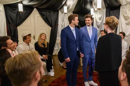 Zur Hochzeit von Boris und Tobias kehren Alicia Lindbergh (Larissa Marolt) und Viktor Saalfeld (Sebastian Fischer) zurück