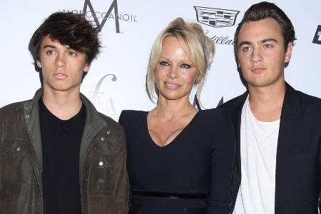 Pamela Anderson mit ihren beiden Jungs, Dylan (l.) und Brandon