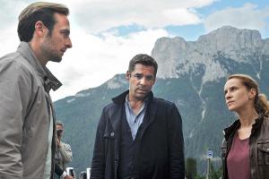 "Der Bozen-Krimi: Leichte Beute": Matteo (Tobias Oertel), Sonja (Chiara Schoras) und Jonas (Gabriel Raab, li.) stehen unter ...