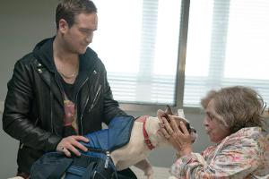 Oli Simon (Frederick Lau) schmuggelt Esther Kleins (Katharina Thalbach) Hund ins Krankenhaus