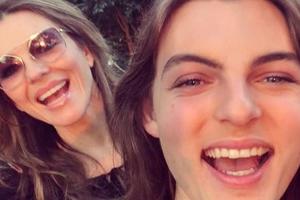 Eine glückliche Mutter-Sohn-Beziehung: Liz Hurley (l.) mit Damian (r.)