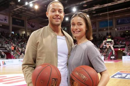 Bachelor Andrej Mangold mit Jennifer Lange zu Besuch beim Basketballspiel der Telekom Baskets Bonn