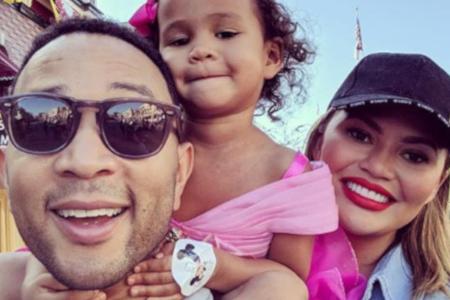 John Legend mit Tochter und Ehefrau im Disneyland