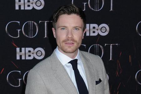 Joe Dempsie spielt in 