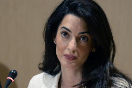 Amal Clooney vertritt die Mutter des Opfers einer IS-Frau