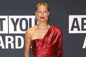 Karolina Kurková in einem Traum aus Rot