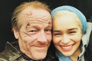 Iain Glen gemeinsam mit Emilia Clarke