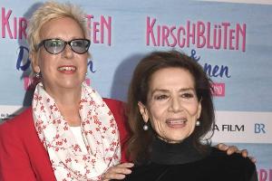 Doris Dörrie (l.) und Hannelore Elsner bei der Premiere des Kinofilms "Kirschblüten & Dämonen"
