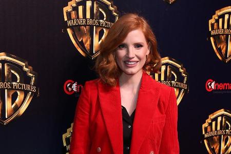 Jessica Chastain sticht mit ihrem roten Anzug heraus