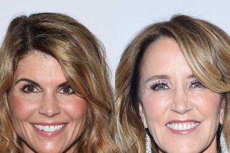 Lori Loughlin (l.) und Felicity Huffman sind unter anderem in den massiven Bestechungsskandal verwickelt