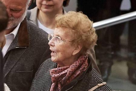 Herlind Kasner, die Mutter von Bundeskanzlerin Angela Merkel, auf der Ehrentribüne bei der Vereidigung der Minister im Bunde...