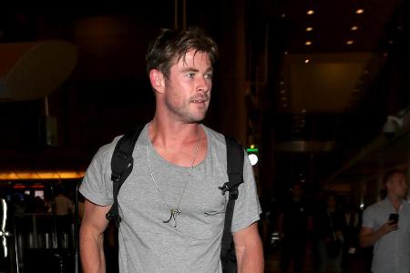 Chris Hemsworth scheint sich wenig Gedanken über Sicherheitsbestimmungen zu machen