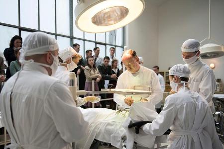 Prof. Ferdinand Sauerbruch (Ulrich Noethen, M.) operiert in der zweiten Staffel ein Kind, das Opfer eines Bombenangriffs wurde