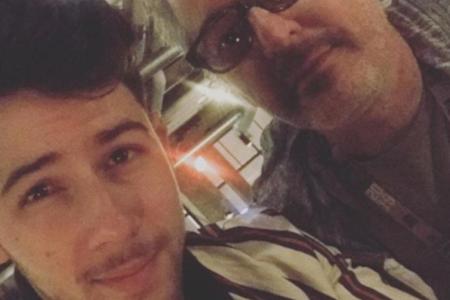 Nick Jonas (l.) mit dem Musikproduzenten John Fields