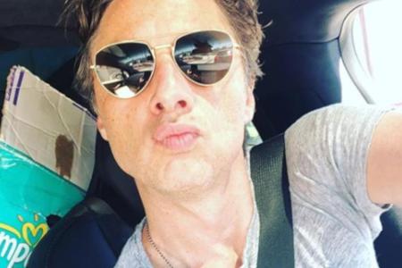 Schauspieler Zach Braff posiert mit einem Windel-Karton