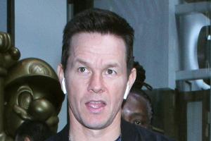 Auch bei Mega-Star Mark Wahlberg dürfen auf dem Weg in eine Fernsehstudio die AirPods nicht fehlen