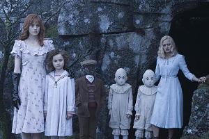 "Die Insel der besonderen Kinder": Emma (r.) und ihre Freunde verfügen über besondere Fähigkeiten