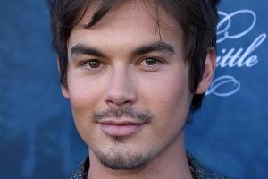 Schauspieler Tyler Blackburn ist bisexuell