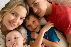 Kate Hudson kuschelt mit ihren drei Kindern