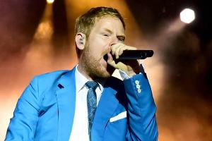 Peter Fox bei einem Auftritt von Seeed